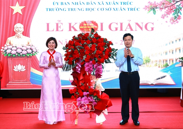 Đồng chí Trần Quốc Toản, Phó Bí thư Thường trực Tỉnh ủy, Chủ tịch Ủy ban MTTQ Việt Nam tỉnh dự lễ khai giảng tại Trường THCS Xuân Trúc