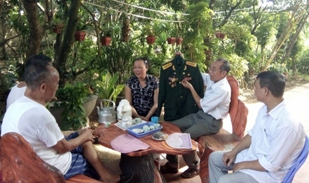 Anh hùng lực lượng vũ trang Nguyễn Đức Thụy (Kim Động) nói chuyện về những chiến công trong kháng chiến chống Mỹ cứu nước