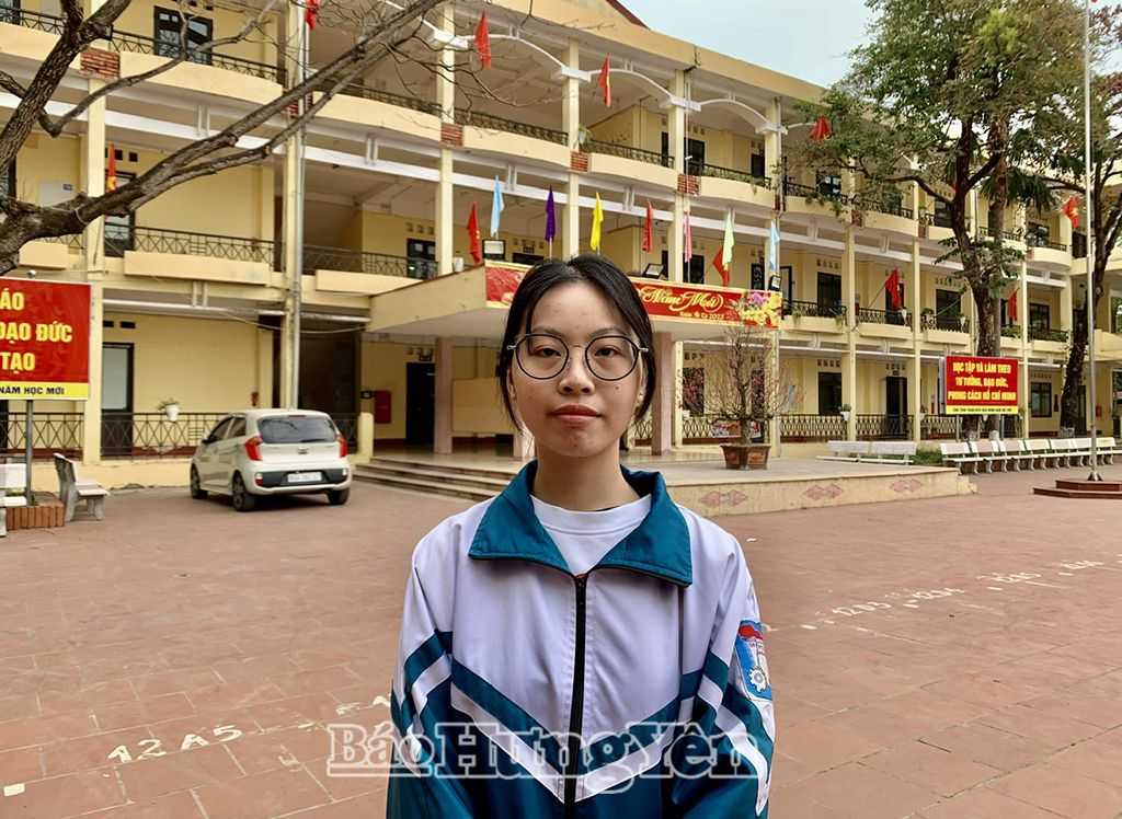 Em Nguyễn Minh Tú, học sinh Trường THPT Hưng Yên (thành phố Hưng Yên)