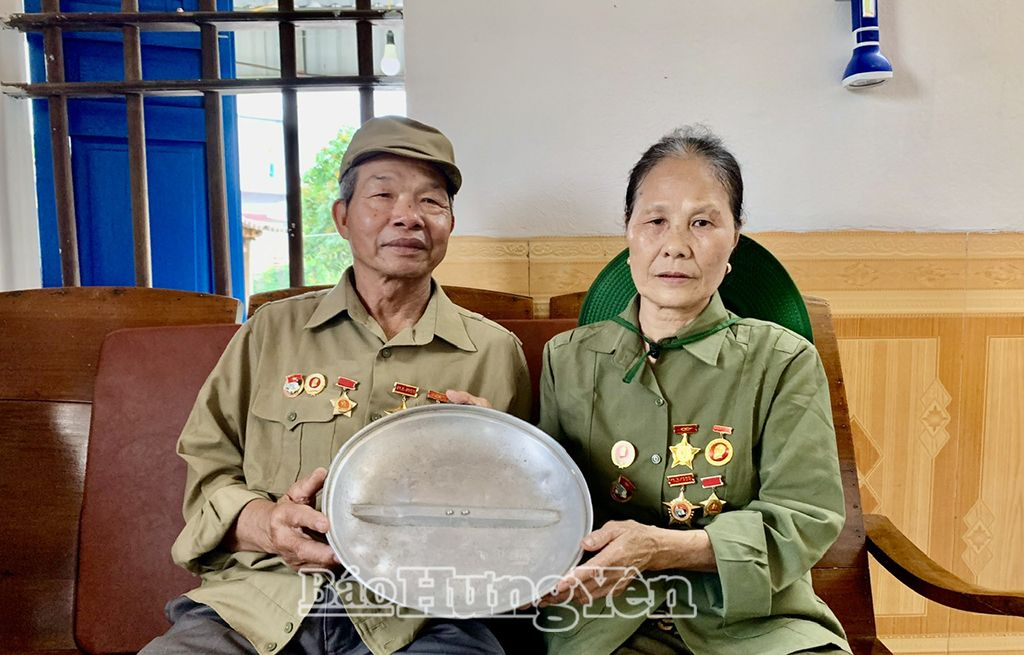 Vợ chồng cựu thanh niên xung phong Hà Thanh Đô và Tạ Thị Trình, xã Tam Đa (Phù Cừ) bên kỷ vật thời chiến