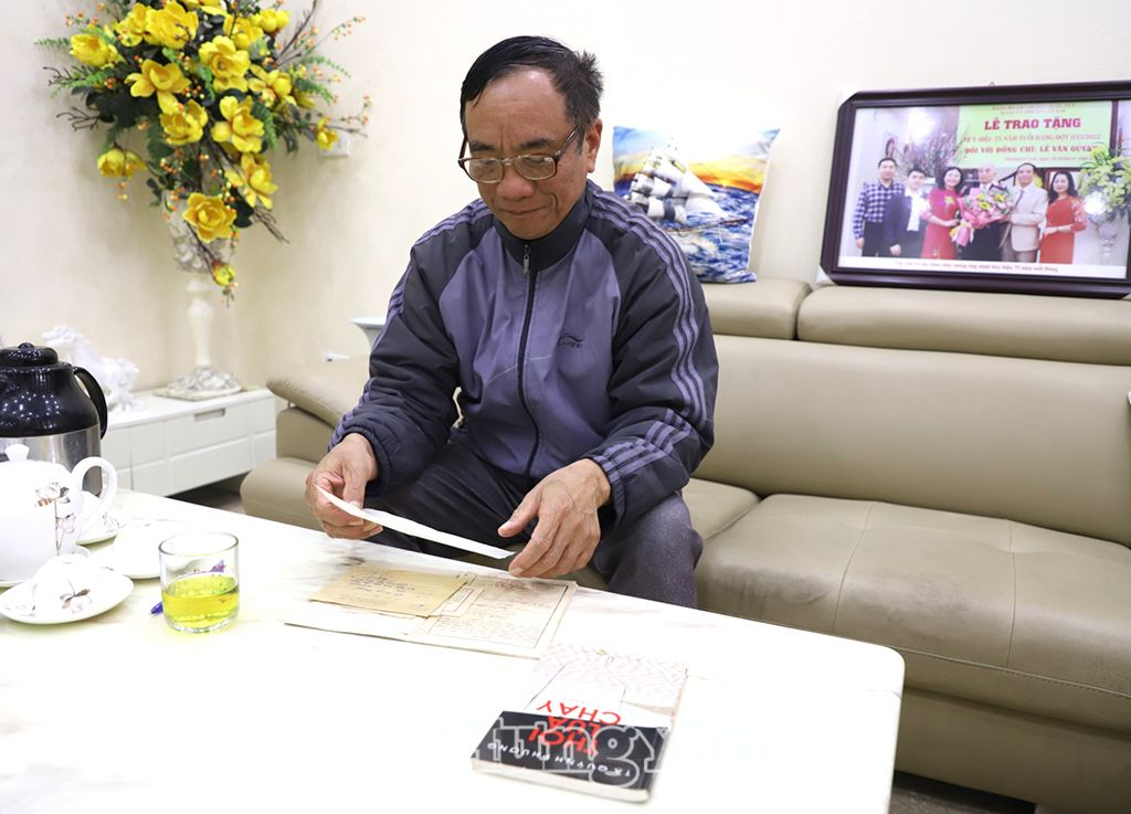 Ông Lê Quang Trọng, ở phường Lê Lợi (thành phố Hưng Yên) xem lại những kỷ vật thời chiến