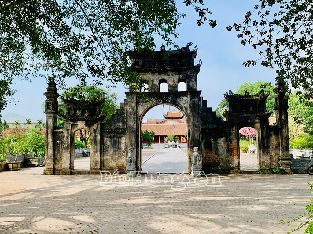 Cổng chùa Ông rêu phong cổ kính, thôn Bình Lương, xã Tân Quang, Hưng Yên