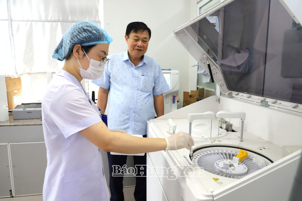 Ông Hoàng Ngọc Thảo động viên cán bộ, nhân viên Bệnh viện Đa khoa Lâm Hoa Hưng Hà nâng cao chất lượng dịch vụ khám, chữa bệnh.