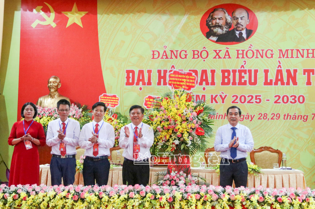 Đồng chí Nguyễn Tiến Thành, nguyên Phó Bí thư thường trực Tỉnh ủy Thái Bình, nguyên Chủ tịch HĐND tỉnh Thái Bình (trước đây) tặng hoa chúc mừng Đại hội.