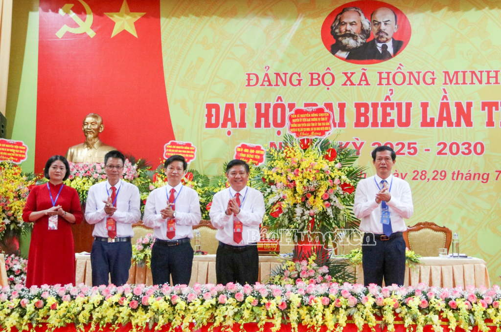 Đồng chí Nguyễn Hồng Chuyên, nguyên ủy viên Ban thường vụ Tỉnh ủy, nguyên Trưởng ban Tuyên giáo Tỉnh ủy Thái Bình (trước đây) tặng hoa chúc mừng Đại hội.