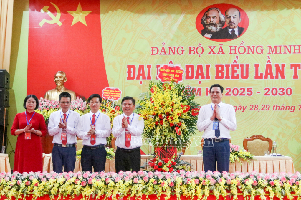 Đồng chí Vũ Kim Cứ, Ủy viên Ban Thường vụ Tỉnh ủy, Trưởng ban Quản lý Khu kinh tế tỉnh tặng hoa chúc mừng Đại hội.