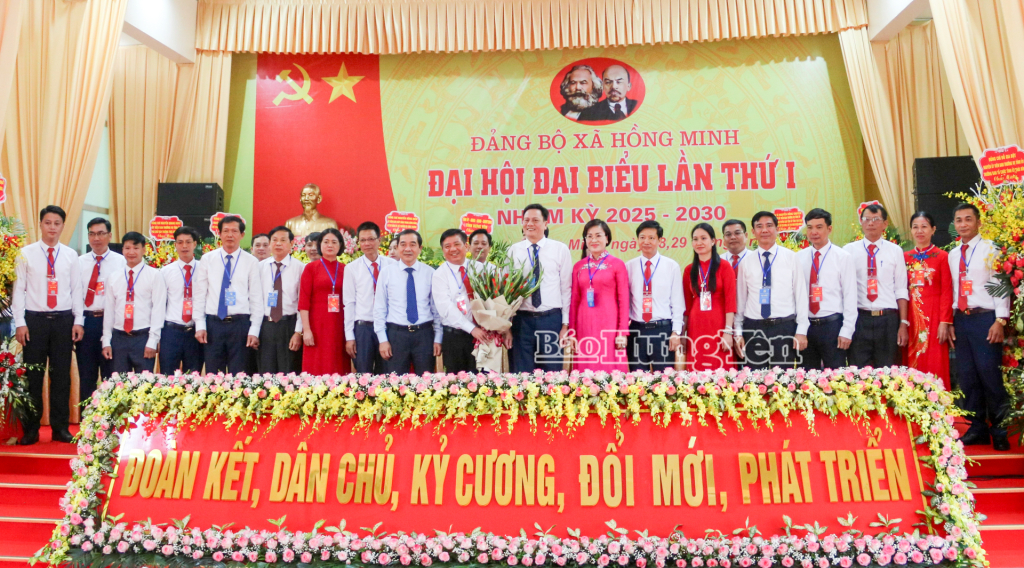 Các đại biểu tặng hoa, chúc mừng Ban Chấp hành Đảng bộ xã Hồng Minh, nhiệm kỳ 2025 - 2030.