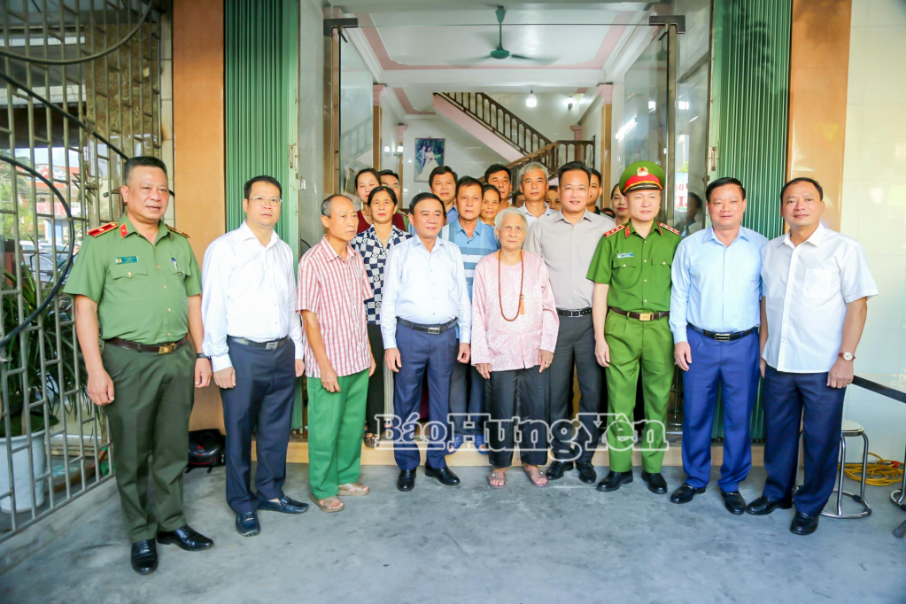 Đồng chí Trần Cẩm Tú, Ủy viên Bộ Chính trị, Thường trực Ban Bí thư và đoàn công tác chụp ảnh lưu niệm cùng gia đình mẹ liệt sĩ Lã Thị Nở, xã Đông Hưng.