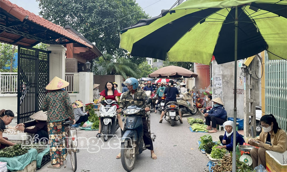 Cần xử l&yacute; dứt điểm t&igrave;nh trạng họp chợ tự ph&aacute;t lấn chiếm l&ograve;ng đường ở x&atilde; Phụng C&ocirc;ng