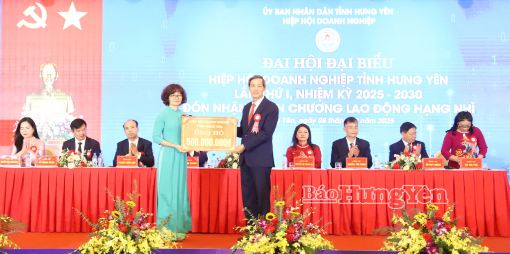 Lãnh đạo Hiệp hội Doanh nghiệp tỉnh trao biểu trưng số tiền ủng hộ 500 triệu đồng. 