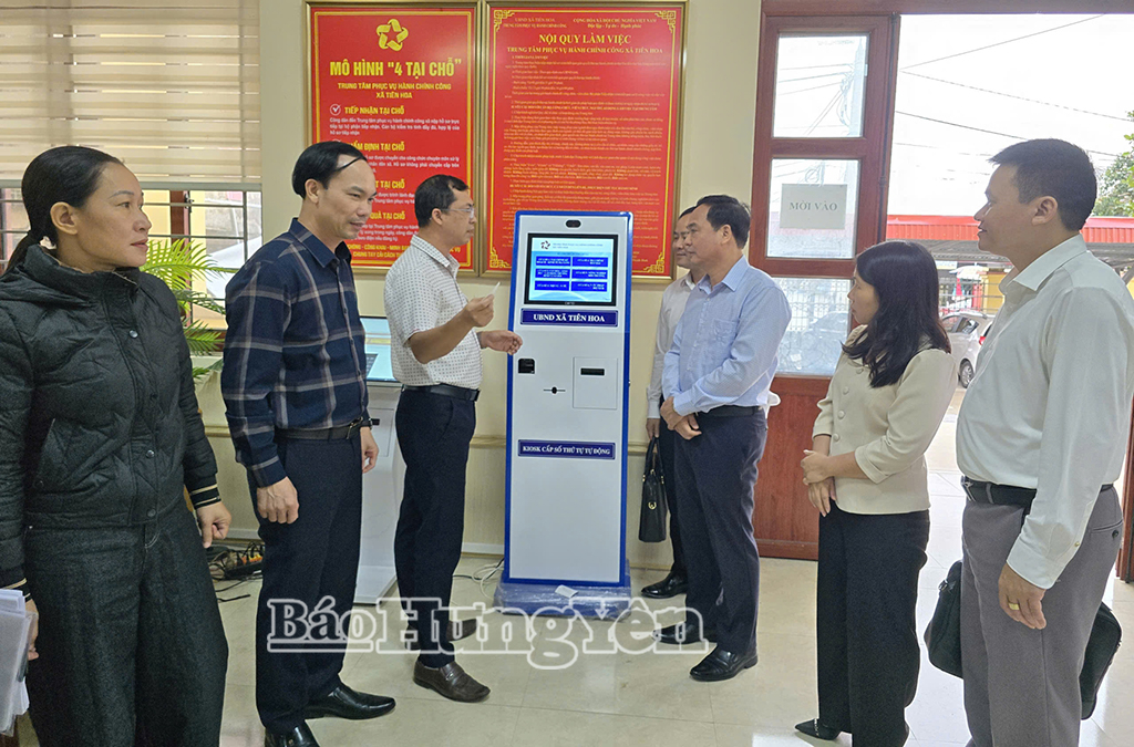 Đồng chí Phó Chủ tịch HĐND tỉnh Vũ Ngọc Trì và đoàn khảo sát thực tế hoạt động tại Trung tâm Phục vụ Hành chính công xã Tiên Hoa.