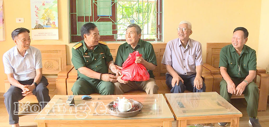Ông Nguyễn Quang Tiệp cùng đồng đội thăm hỏi, động viên, tặng quà đồng đội có hoàn cảnh khó khăn.