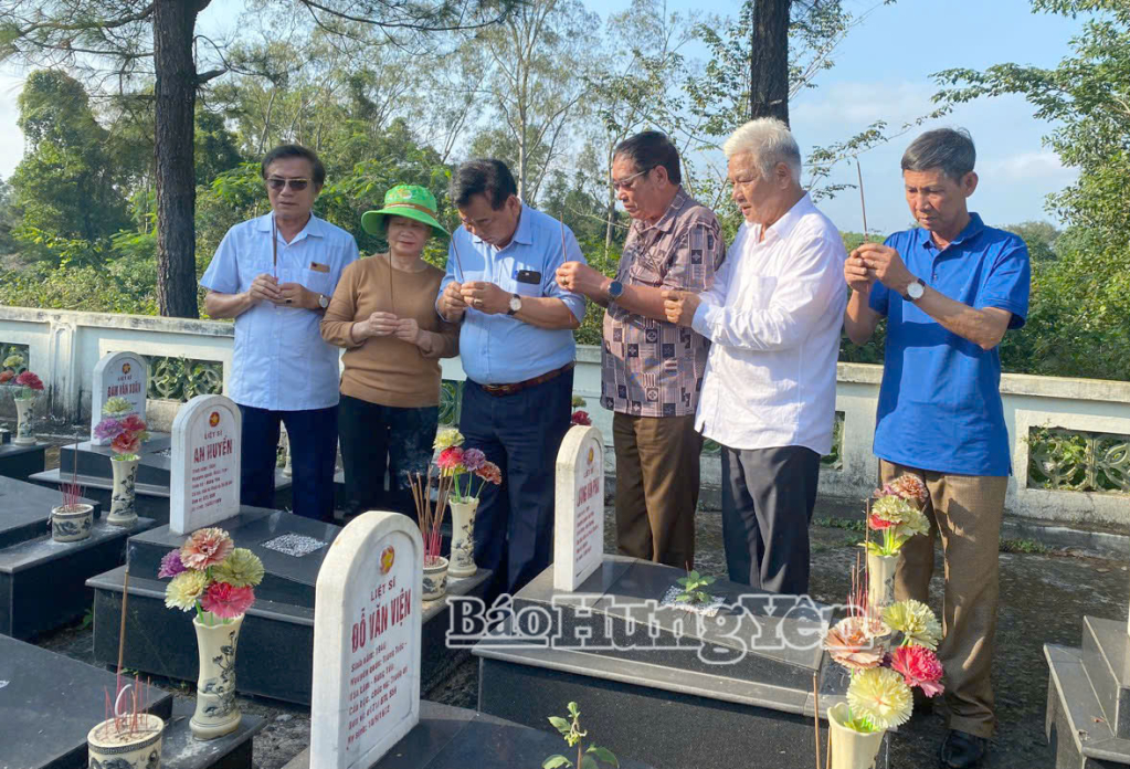 Các chiến sĩ Thành cổ Quảng Trị năm 1971 tỉnh Hưng Yên thăm chiến trường xưa và thắp hương tưởng nhớ đồng đội tại nghĩa trang liệt sĩ xã Triệu Trạch - nơi được mệnh danh là 