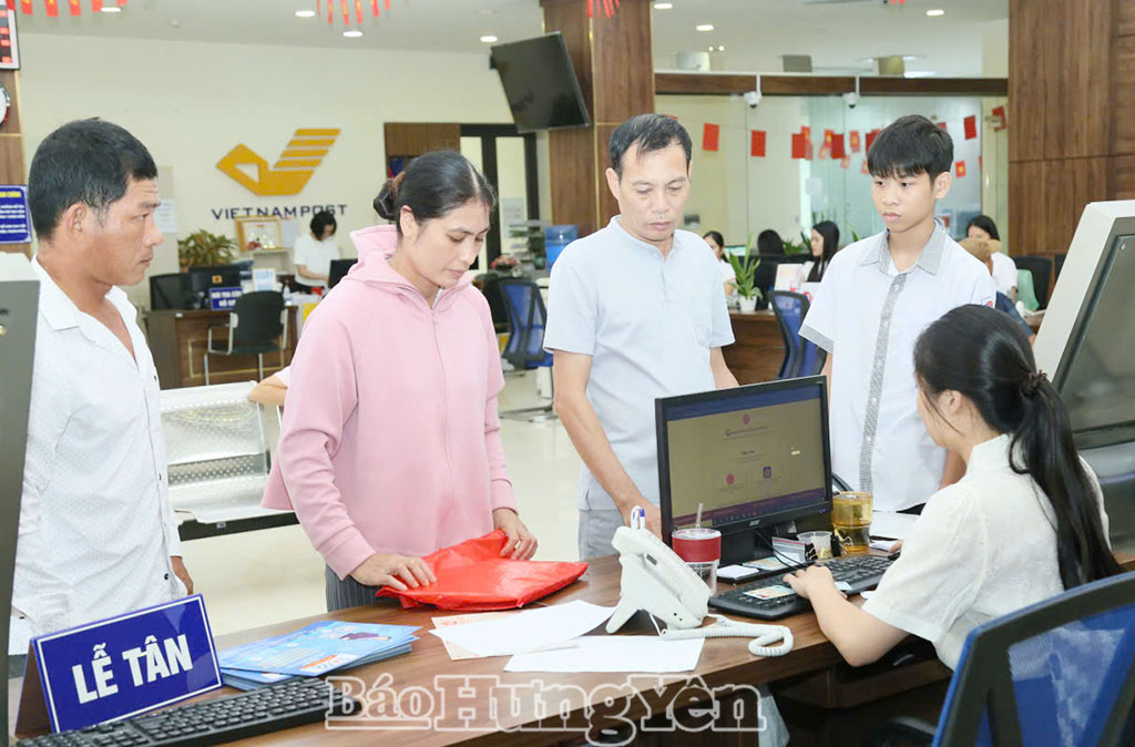  Người dân đến thực hiện các thủ tục hành chính tại Trung tâm Phục vụ hành chính công tỉnh.