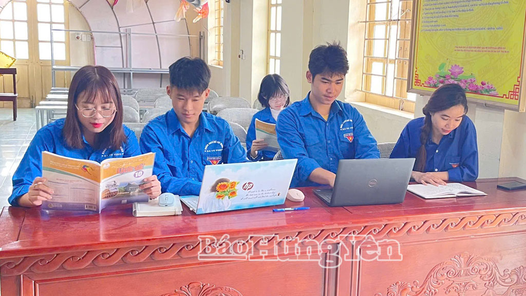 Đoàn viên, thanh niên xã Thư Vũ tìm hiểu, sưu tầm câu chuyện lịch sử từ sách, báo, tài liệu.