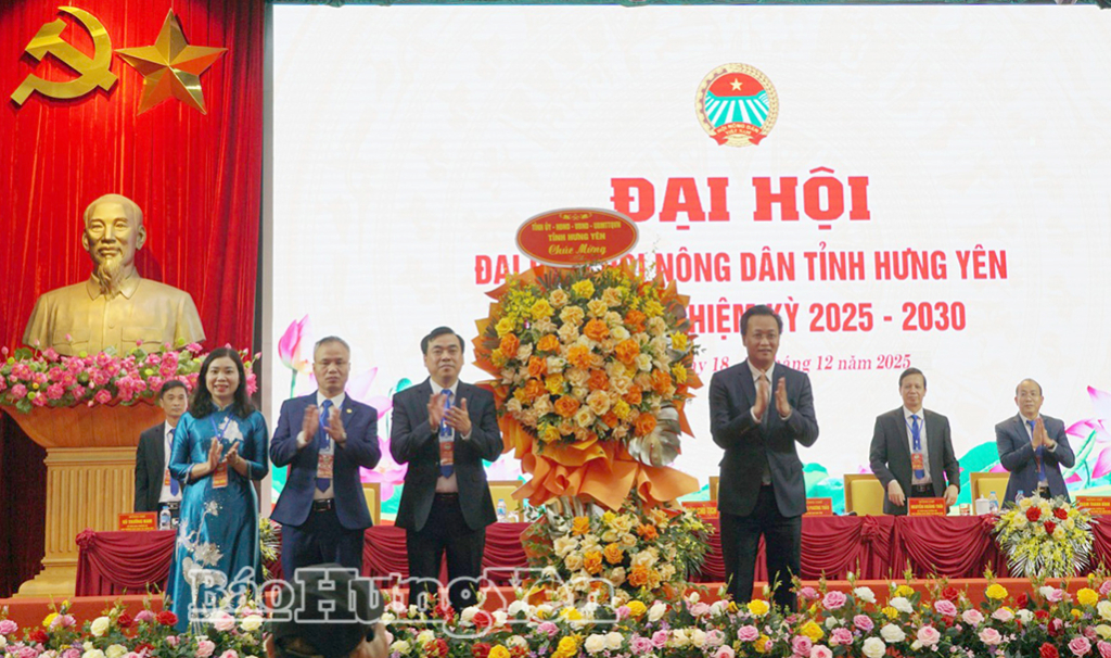 Đồng chí Nguyễn Hữu Nghĩa, Ủy viên Ban Chấp hành Trung ương Đảng, Bí thư Tỉnh ủy tặng hoa chúc mừng Đại hội.