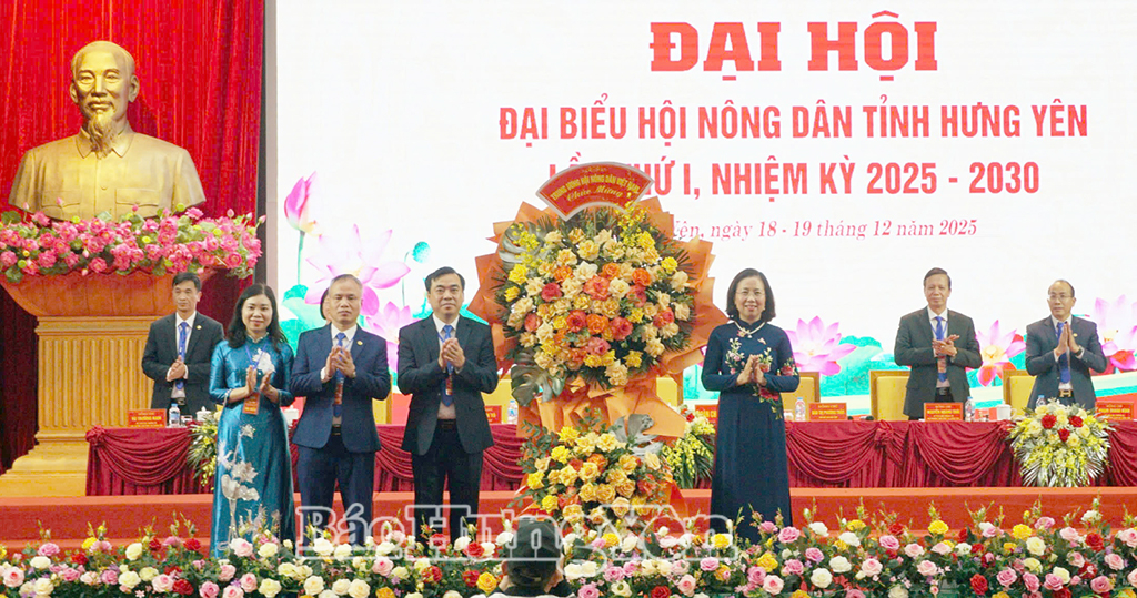 Đồng chí Bùi Thị Thơm, Phó Chủ tịch Trung ương Hội Nông dân Việt Nam tặng hoa chúc mừng Đại hội.
