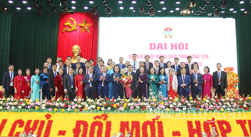 Các đồng chí lãnh đạo tỉnh, lãnh đạo Trung ương Hội Nông dân Việt Nam tặng hoa chúc mừng Ban Chấp hành Hội Nông dân tỉnh Hưng Yên khóa I, nhiệm kỳ 2025-2030.
