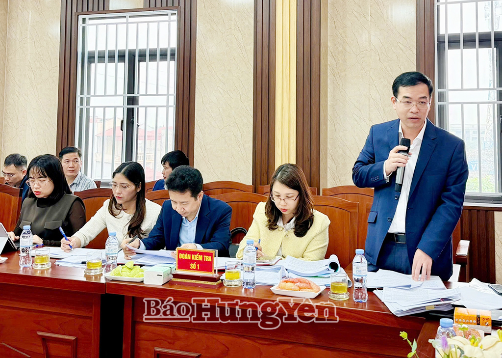 Thành viên đoàn kiểm tra trao đổi, hướng dẫn một số nội dung các xã phản ánh, kiến nghị.