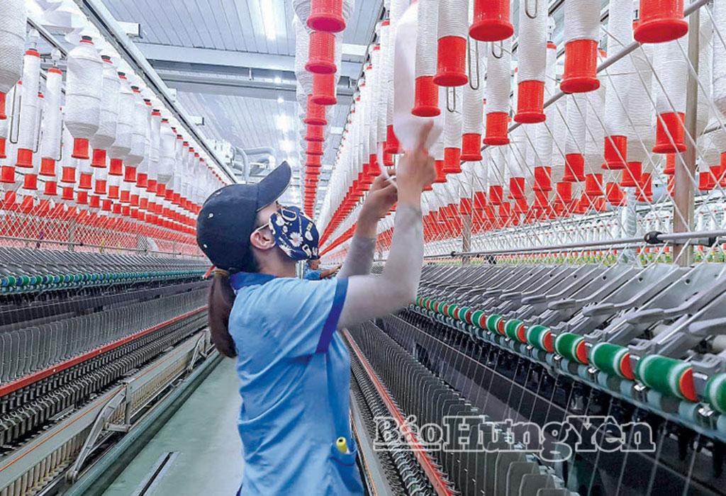  Sản xuất sợi cao cấp xuất khẩu tại Công ty TNHH Sợi dệt Hương Sen Comfor, Cụm công nghiệp Đông Hải, xã Quỳnh An.