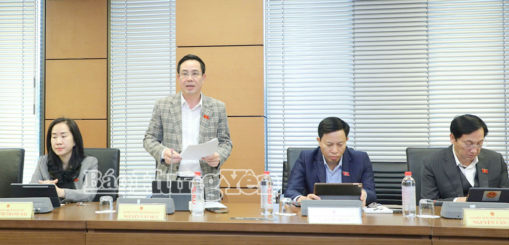 Đồng chí Nguyễn Văn Huy, Phó Trưởng đoàn chuyên trách Đoàn ĐBQH tỉnhphát biểu thảo luận tổ tại kỳ họp thứ 10, Quốc hội khóa XV.