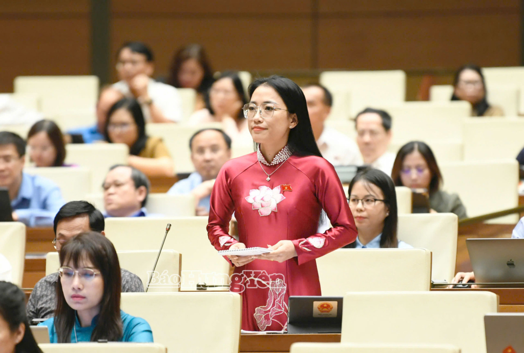 Đại biểu Quốc hội khóa XV Trần Khánh Thu (tỉnh Hưng Yên) phát biểu chất vấn tại kỳ họp thứ 9, Quốc hội khóa XV. Ảnh minh họa.