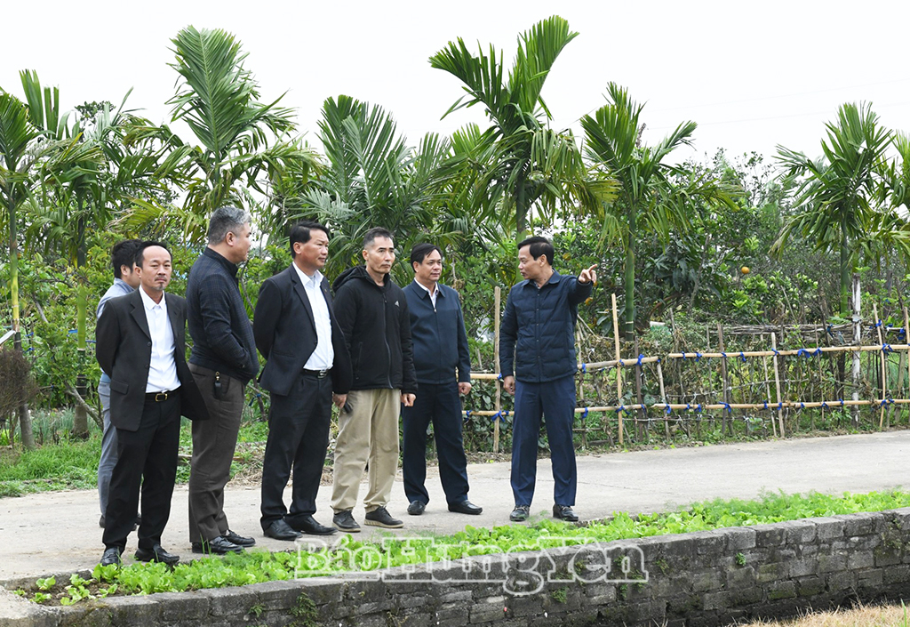 Đại diện Quỹ đầu tư Lotus Invest Limited cùng các đại biểu khảo sát thực địa tại xã Diên Hà.