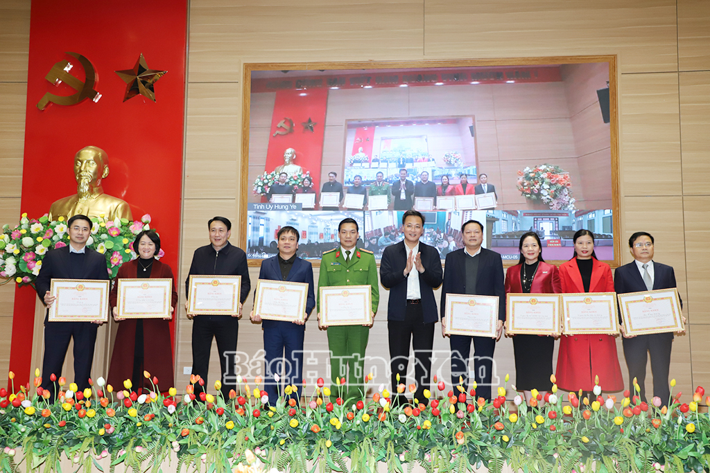 Đồng chí Nguyễn Hữu Nghĩa, Ủy viên Ban Chấp hành Trung ương Đảng, Bí thư Tỉnh ủy trao Bằng khen tặng các tập thể có thành tích xuất sắc trong thực hiện nhiệm vụ phát triển khoa học, công nghệ, đổi mới sáng tạo và chuyển đổi số năm 2025.