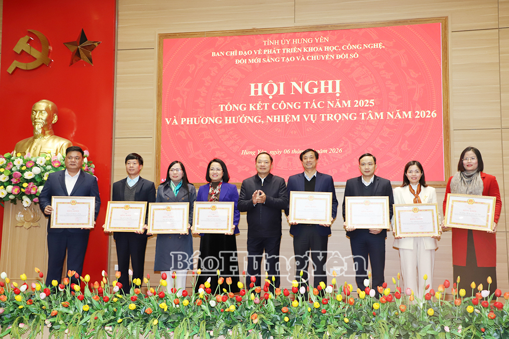 Đồng chí Trần Quốc Văn, Phó Bí thư Tỉnh ủy, Chủ tịch HĐND tỉnh trao bằng khen tặng các tập thể có thành tích xuất sắc trong thực hiện nhiệm vụ phát triển khoa học, công nghệ, đổi mới sáng tạo và chuyển đổi số năm 2025.