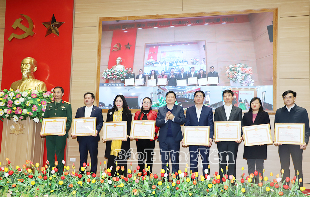 Đồng chí Phạm Văn Nghiêm, Phó Chủ tịch UBND tỉnh trao bằng khen tặng các tập thể có thành tích xuất sắc trong thực hiện nhiệm vụ phát triển khoa học, công nghệ, đổi mới sáng tạo và chuyển đổi số năm 2025.