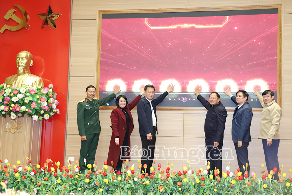 Các đại biểu thực hiện nhấn nút công bố phần mềm theo dõi, giám sát việc thực hiện các Nghị quyết, Chỉ thị, Kết luận của tỉnh Hưng Yên