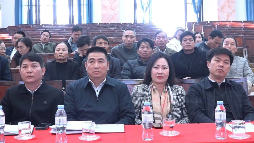 Các đại biểu dự lễ ra quân.