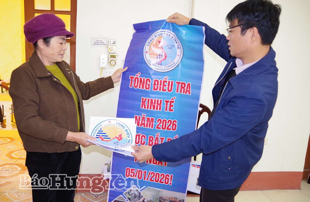 Phường Hồng Châu cấp phát băng rôn và tờ rơi tuyên truyền về cuộc Tổng điều tra kinh tế năm 2026 cho đại diện khu phố.