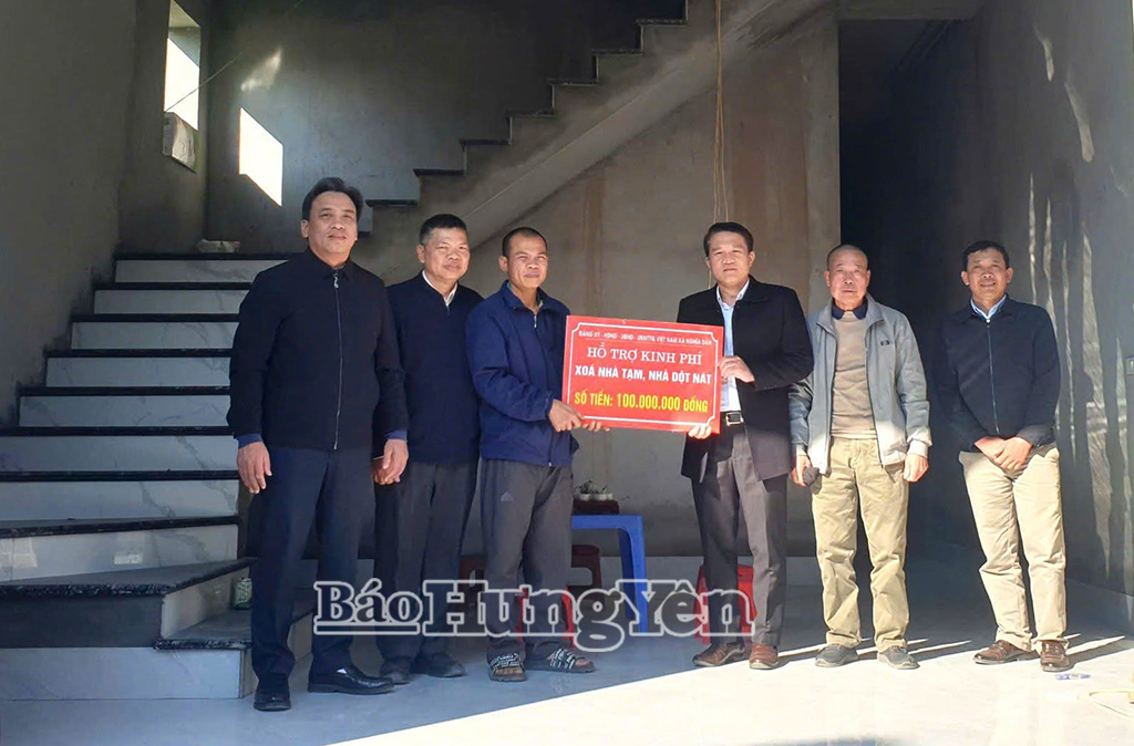 Đại diện lãnh đạo xã Nghĩa Dân trao tiền hỗ trợ gia đình ông Đào Văn Toàn.