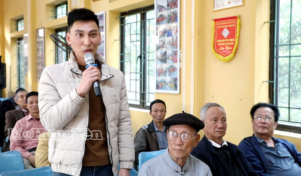 Đảng viên Chi bộ tổ dân phố Nguyễn Xá, phường Mỹ Hào phát biểu ý kiến xây dựng nghị quyết của chi bộ.