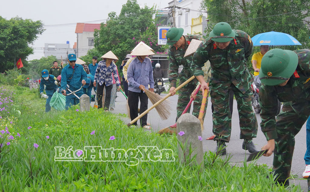 Cán bộ, chiến sĩ Ban Chỉ huy Phòng thủ khu vực 2 - Hưng Hà phối hợp với các lực lượng vệ sinh thu gom rác trên địa bàn xã A Sào.