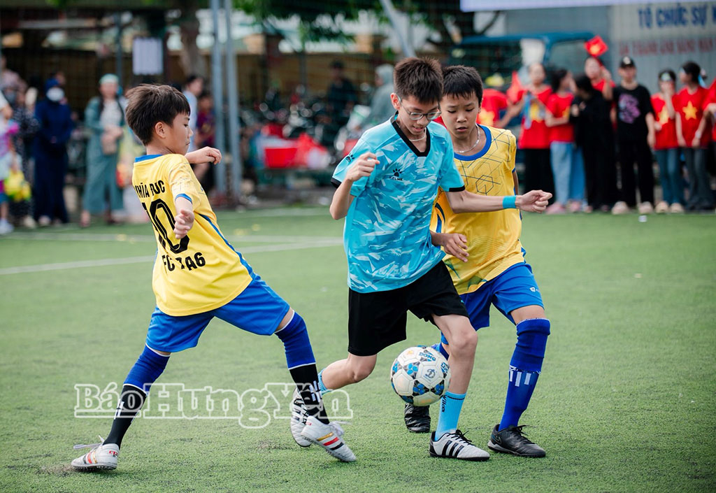 Một pha tranh bóng tại giải bóng đá Trường THCS Kỳ Bá (phường Trần Lãm)năm học 2025 - 2026.