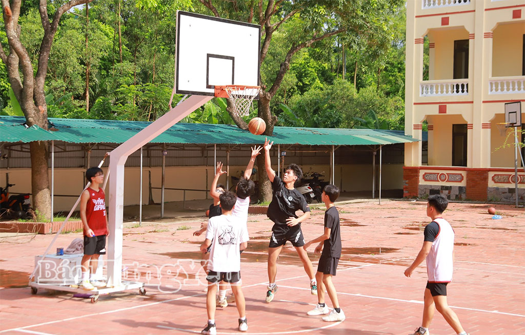 Giao lưu bóng rổ tại Trường THPT Văn Giang (xã Phụng Công).