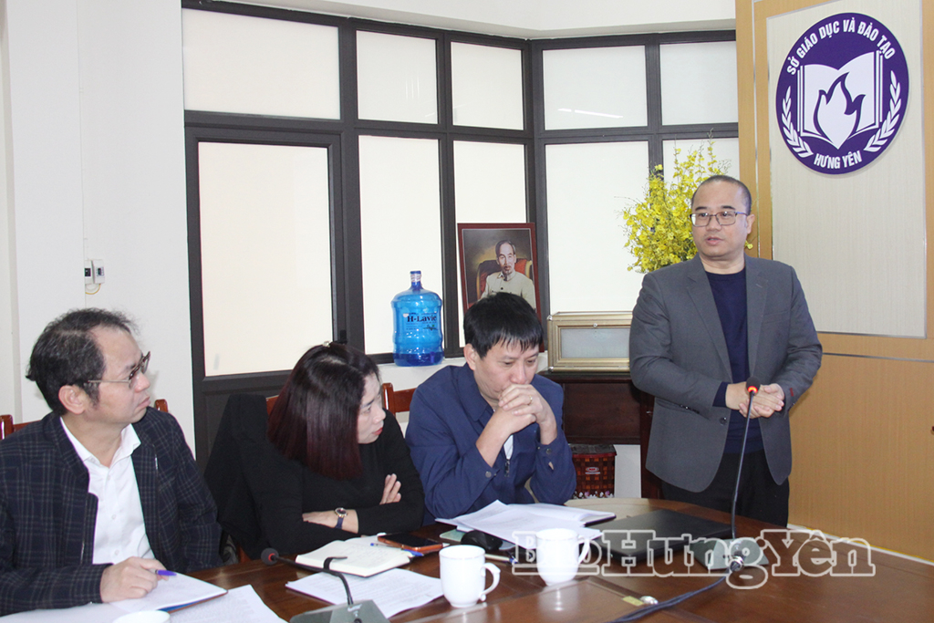 Phó Giáo sư, Tiến sĩ Nguyễn Trúc Lê, Bí thư Đảng ủy, Chủ tịch Hội đồng Trường Đại học Kinh tế giới thiệu phần mềm KPIs.