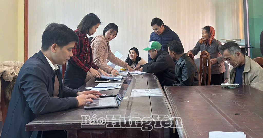 Người dân phường Hồng Châu làm thủ tục nhận tiền đền bù, hỗ trợ giải phóng mặt bằng Dự án đường kết nối di sản văn hóa du lịch và phát triển kinh tế dọc sông Hồng.