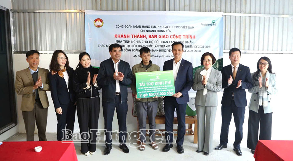 Đồng chí Trần Thị Thanh Thủy, Ủy viên Ban Thường vụ Tỉnh ủy, Bí thư Đảng ủy phường Mỹ Hào cùng lãnh đạo Vietcombank Chi nhánh Hưng Yên trao tặng nhà tình nghĩa cho gia đình anh Nguyễn Văn Toản.