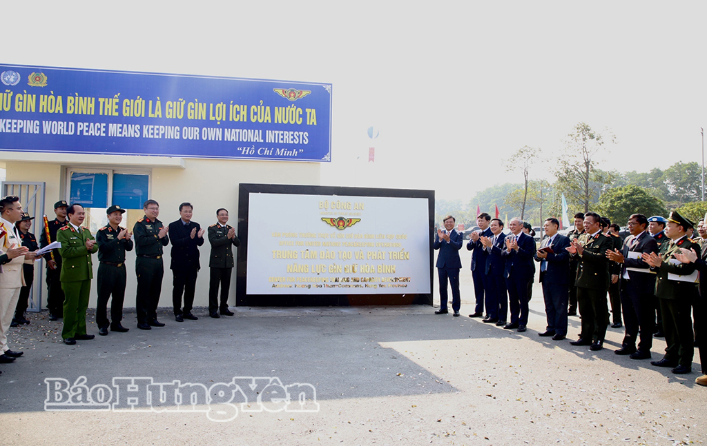 B&agrave;n giao v&agrave; tiếp nhận trụ sở để x&acirc;y dựng Trung t&acirc;m Đ&agrave;o tạo v&agrave; Ph&aacute;t triển năng lực g&igrave;n giữ ho&agrave; b&igrave;nh