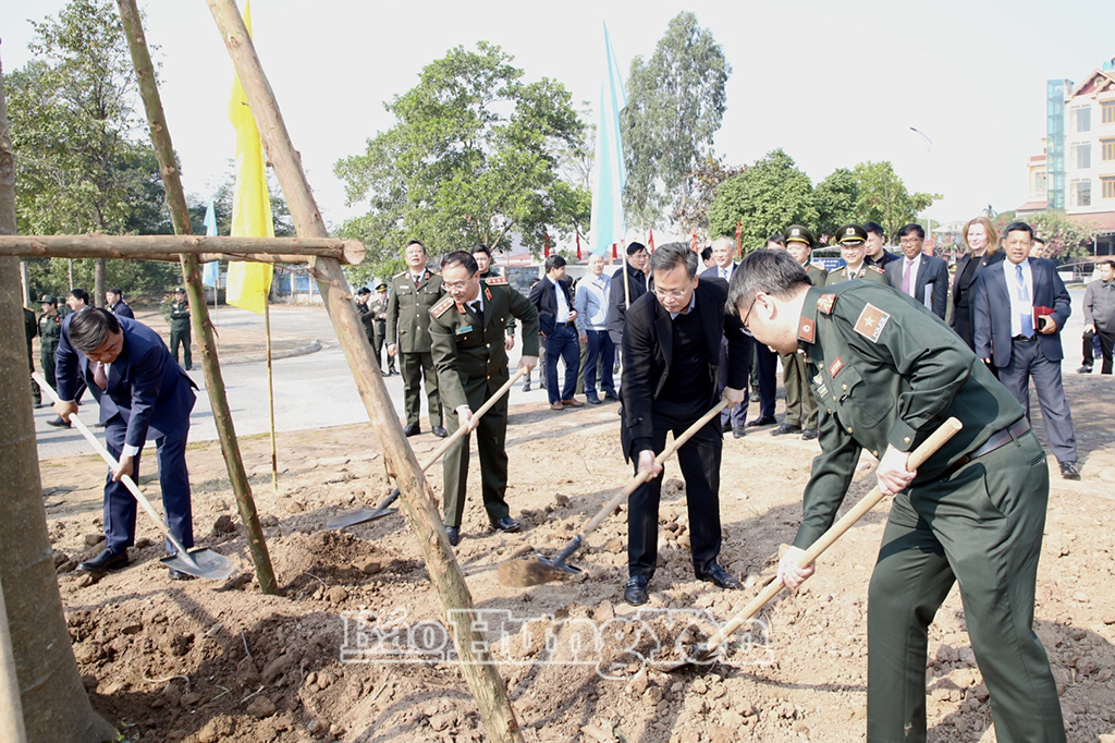 Các đại biểu trồng cây lưu niệm tại trụ sở Trung tâm Đào tạo và Phát triển năng lực gìn giữ hòa bình.