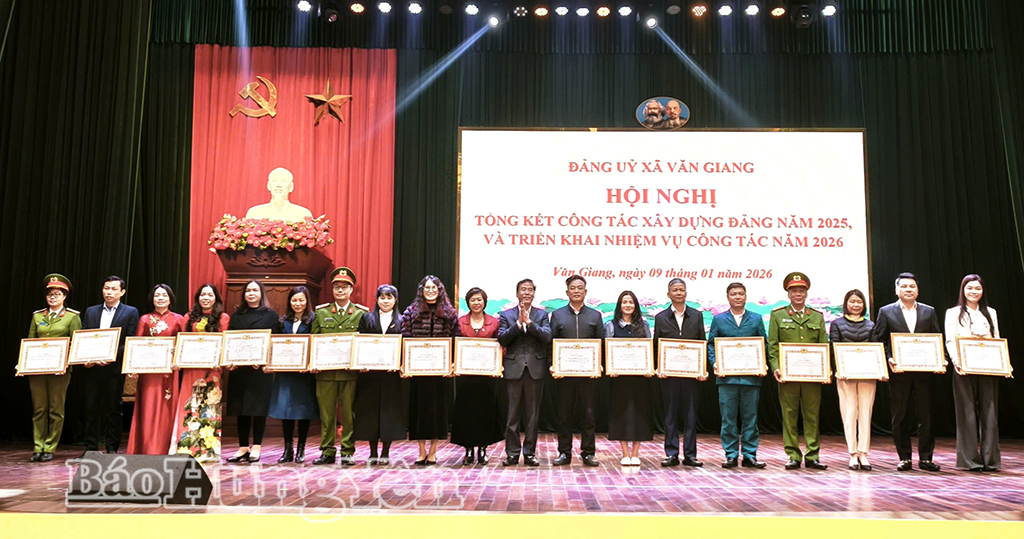 Lãnh đạo xã Văn Giang trao thưởng cho các cá nhân có thành tích xuất sắc trong công tác xây dựng Đảng năm 2025.