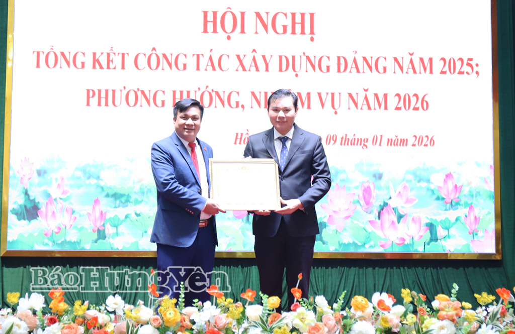 Đồng chí Phó Chủ tịch Thường trực UBND tỉnh Nguyễn Lê Huy trao Bằng khen của Ban Thường vụ Tỉnh ủy tặng đảng viên hoàn thành xuất sắc nhiệm vụ 5 năm liền (2021 - 2025).