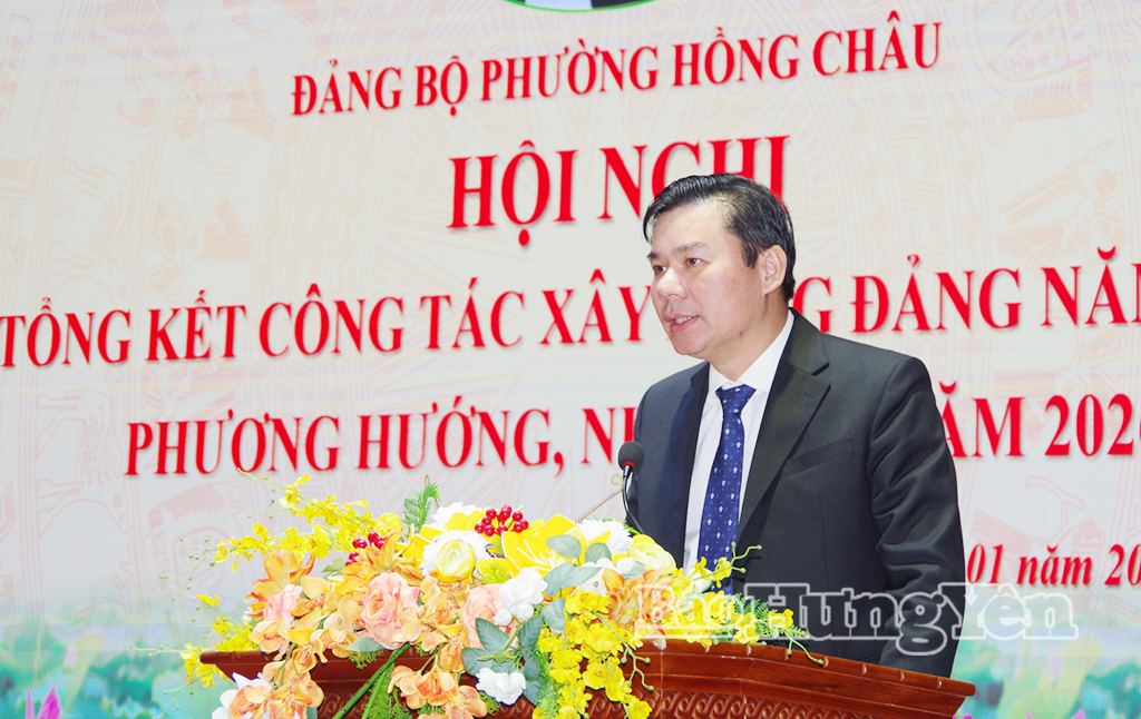 Đồng chí Nguyễn Lê Huy, Ủy viên Ban Thường vụ Tỉnh ủy, Phó Chủ tịch Thường trực UBND tỉnh phát biểu tại hội nghị.