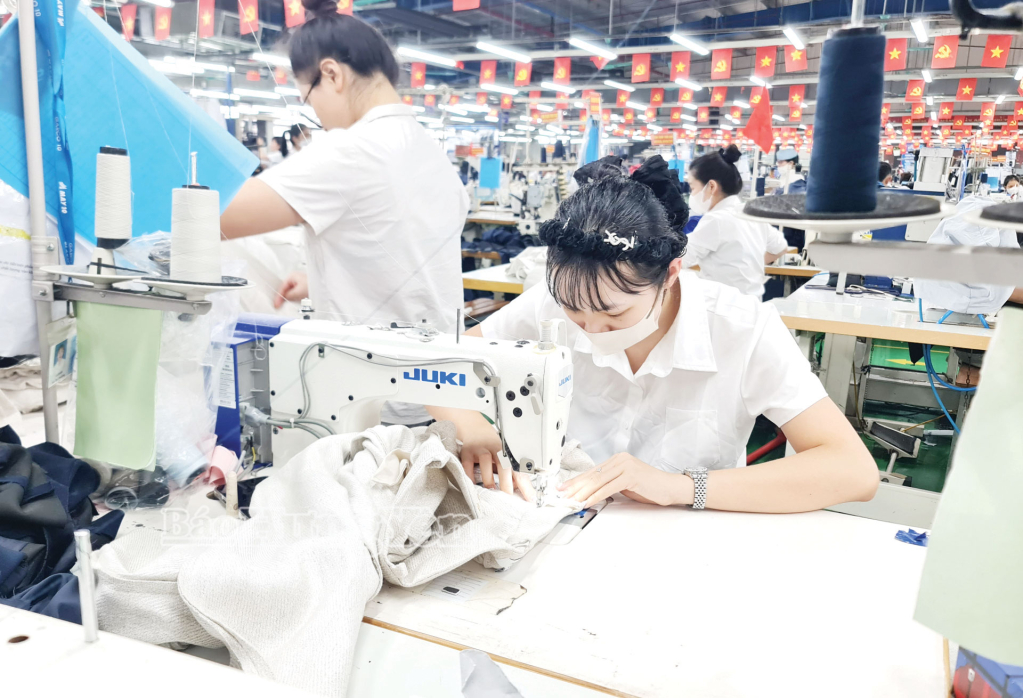 Công nhân Xí nghiệp May Hưng Hà - Tổng Công ty May 10 (xã Hưng Hà) tập trung cao độ cho sản xuất đơn hàng xuất khẩu đầu năm.