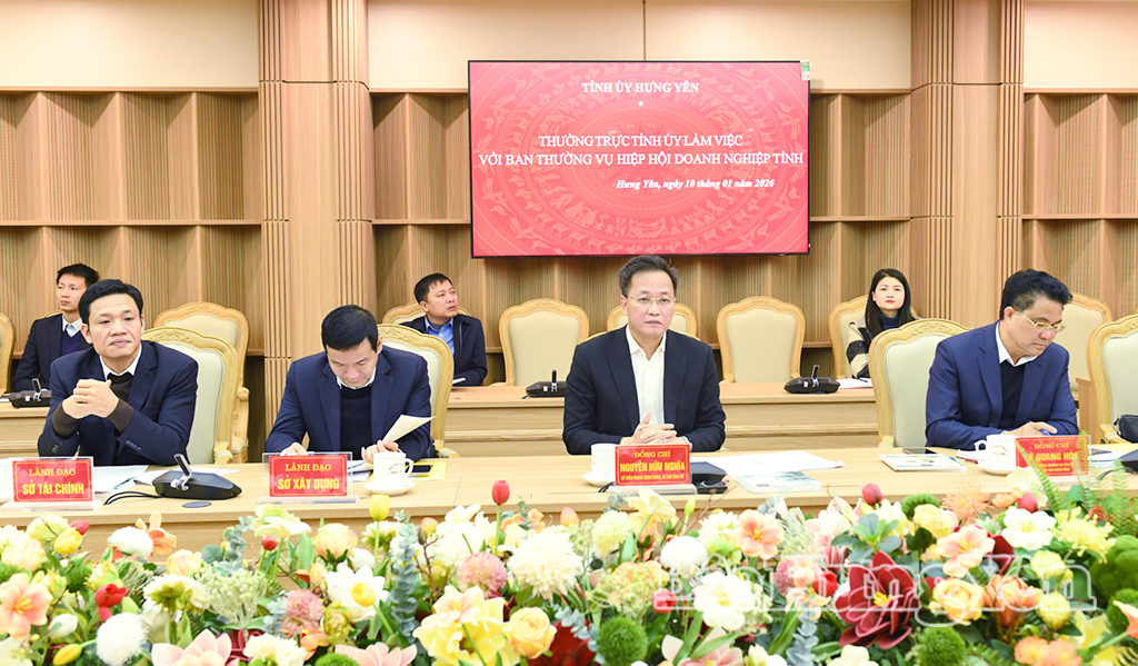 Đồng chí Bí thư Tỉnh ủy Nguyễn Hữu Nghĩa cùng lãnh đạo UBND tỉnh, các sở, ngành làm việc với Hiệp hội Doanh nghiệp tỉnh.