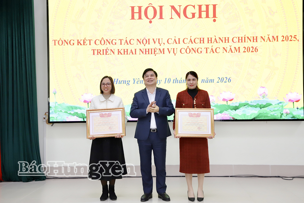 Đồng chí Phó Chủ tịch UBND tỉnh Phạm Văn Nghiêm trao tặng danh hiệu “Chiến sĩ thi đua cấp tỉnh”.