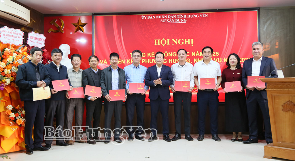 Lãnh đạo Sở Xây dựng khen thưởng các tập thể, cá nhân có thành tích xuất sắc.